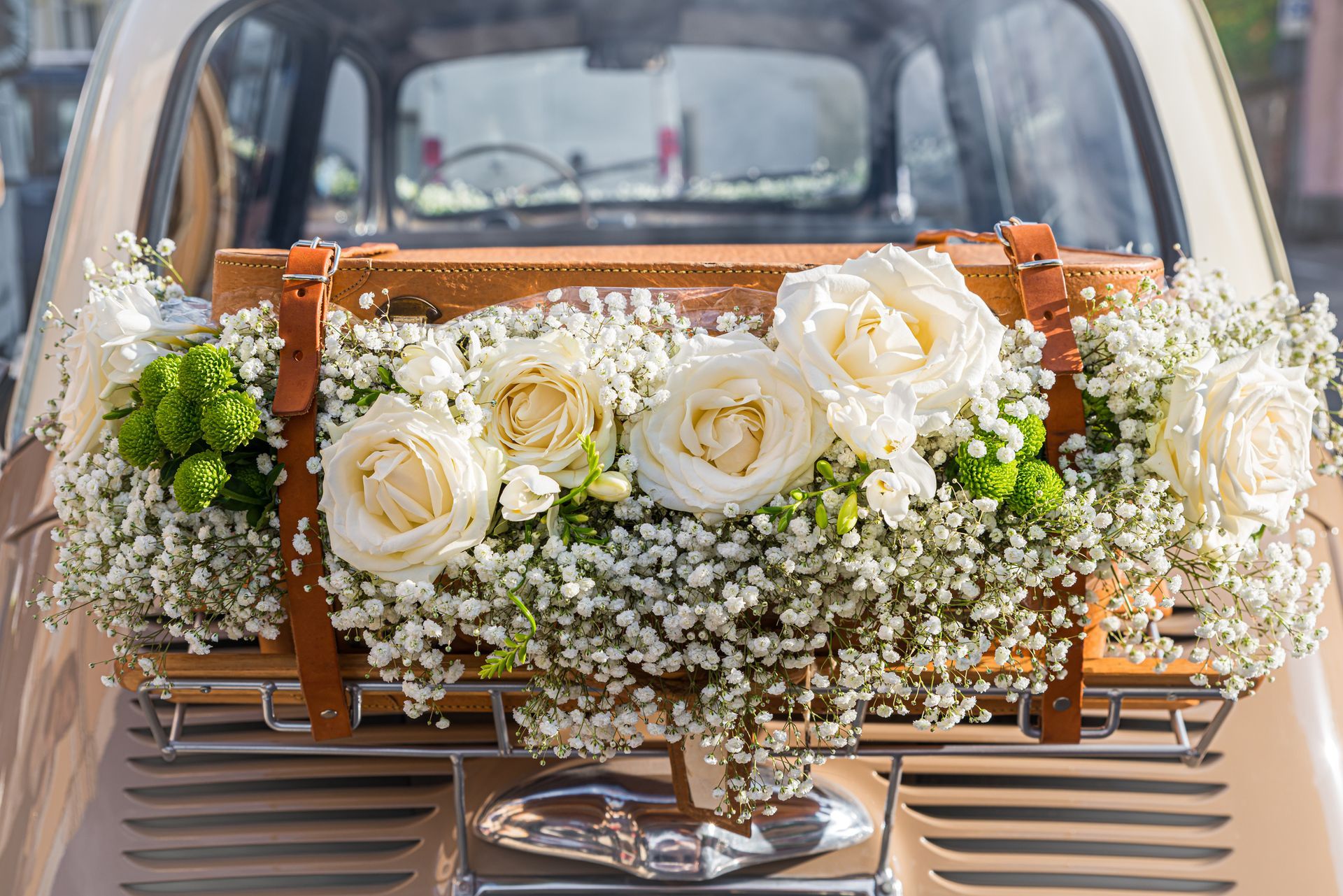 Un mazzo di fiori tra cui rose gialle e margherite