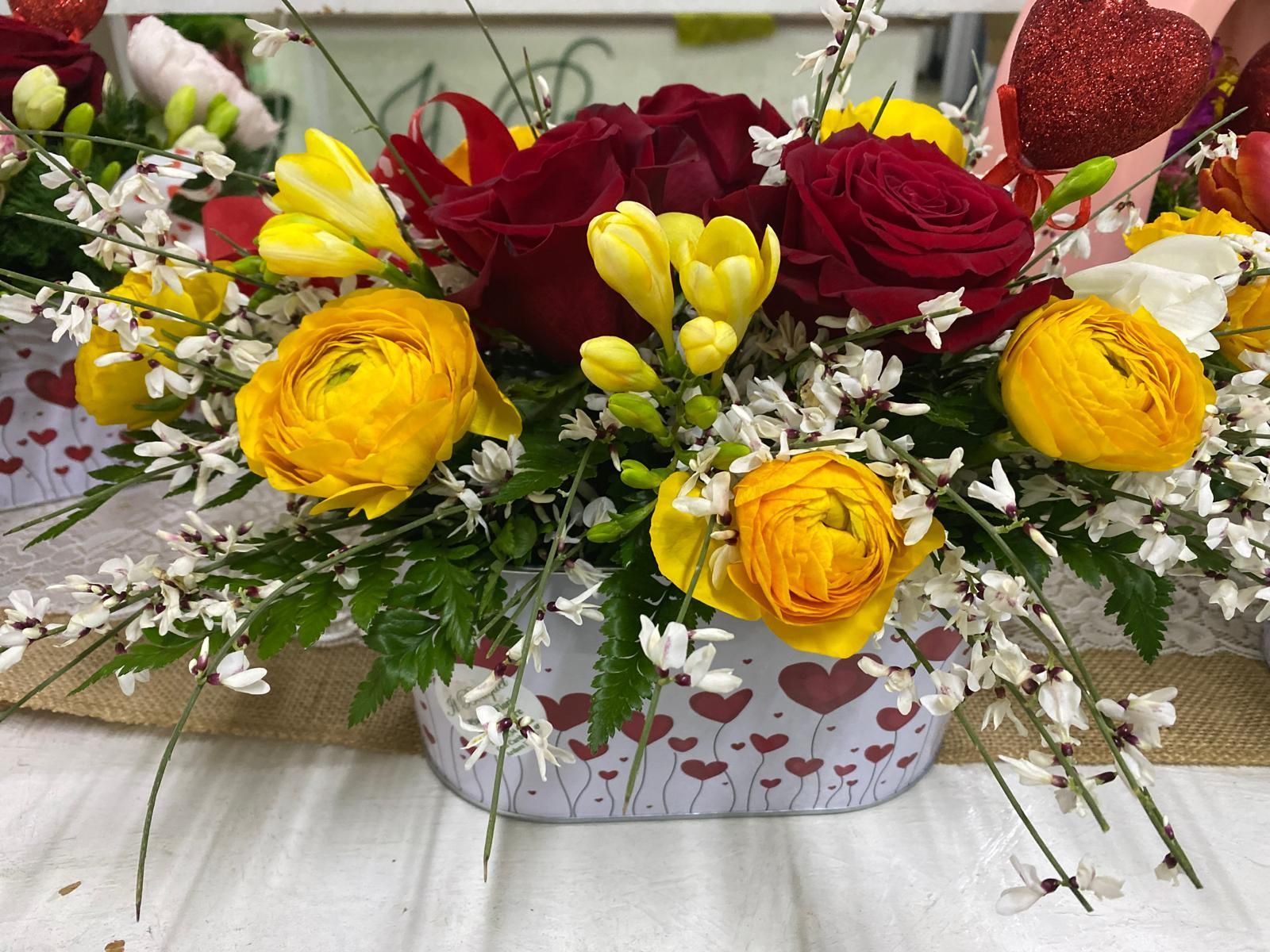 Un tavolo con fiori bianchi e candele sopra.