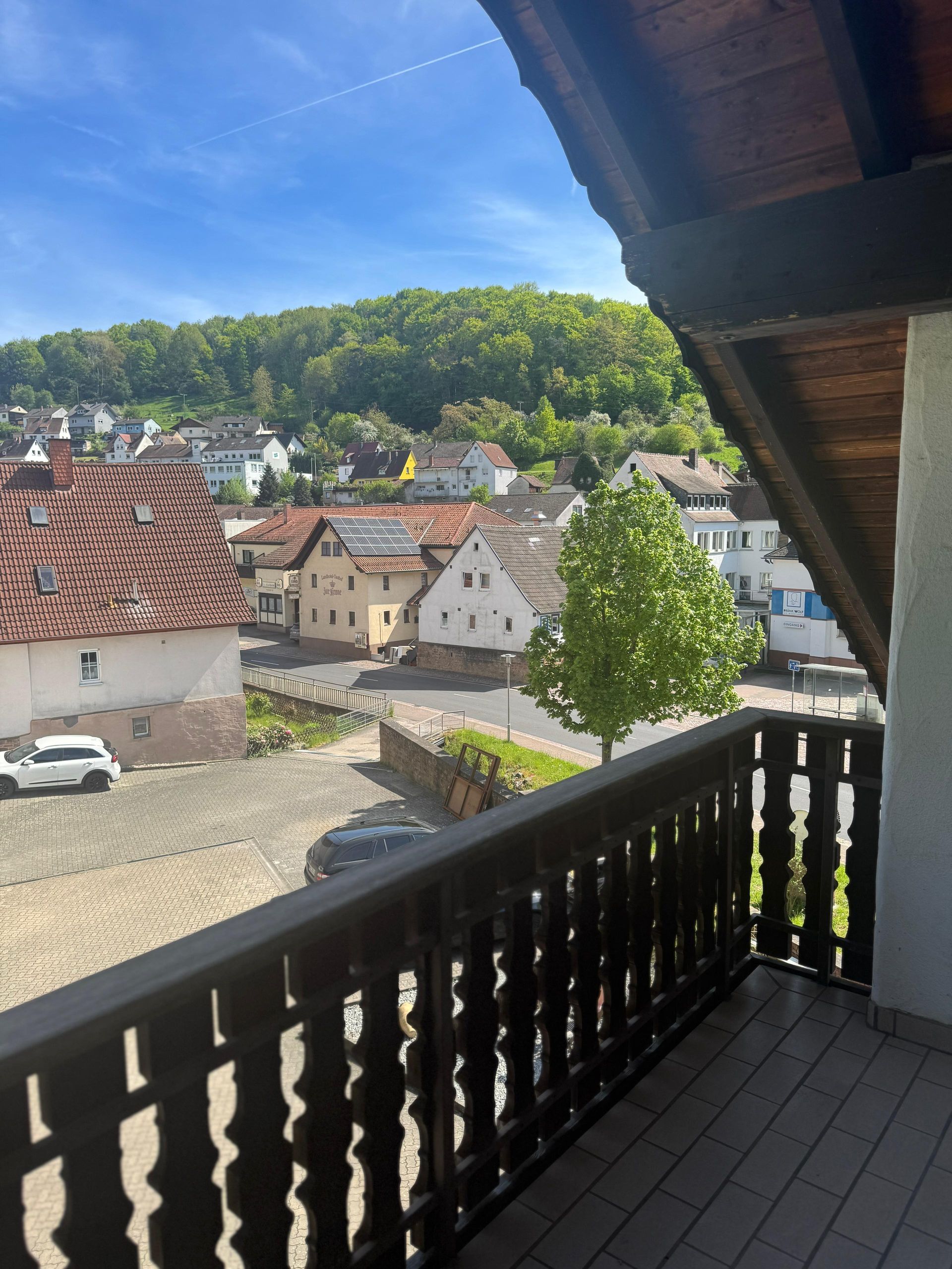 Ein Balkon mit Blick auf eine kleine Stadt