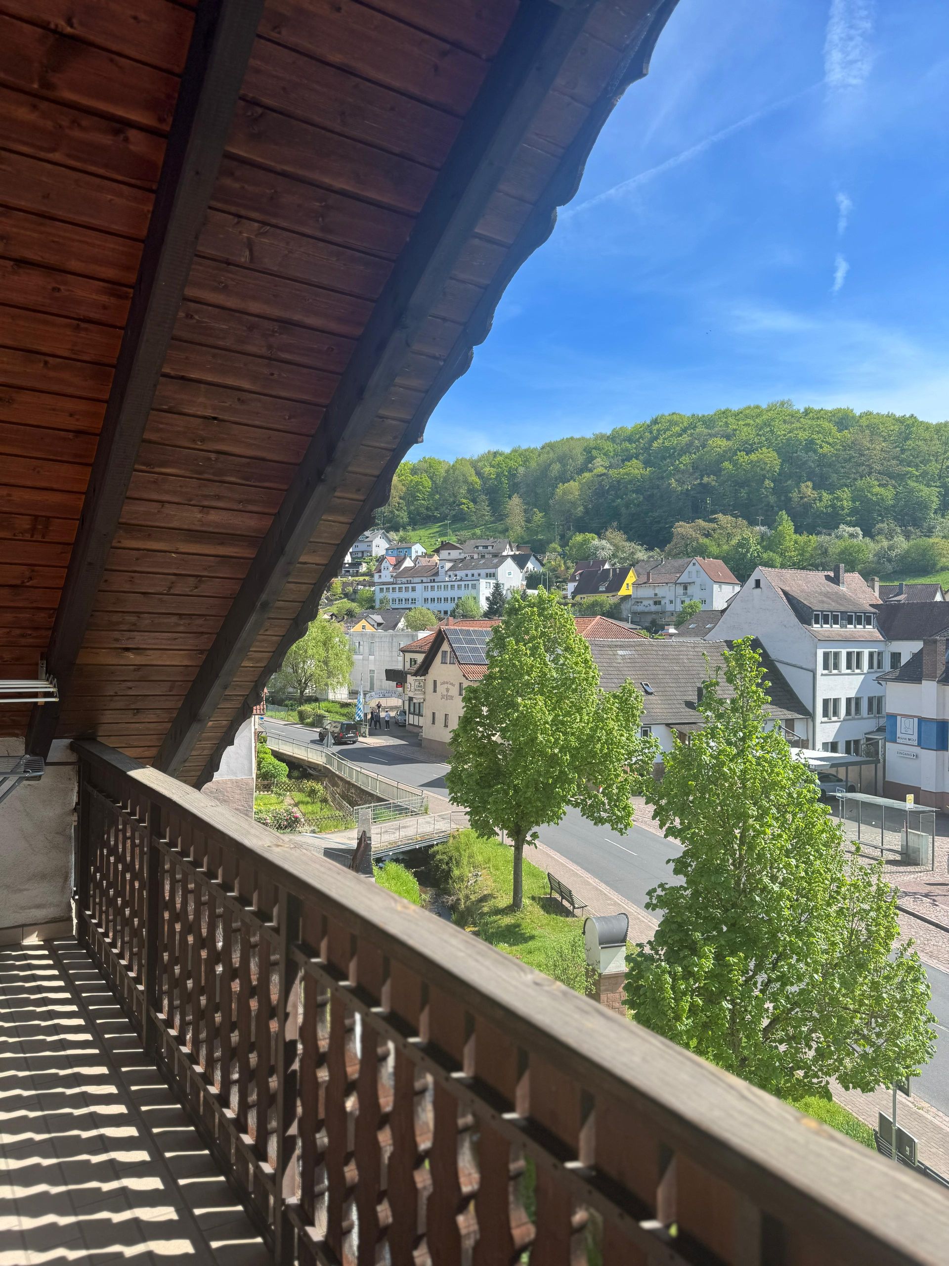 Ein Balkon mit Blick auf die Stadt und Bäume