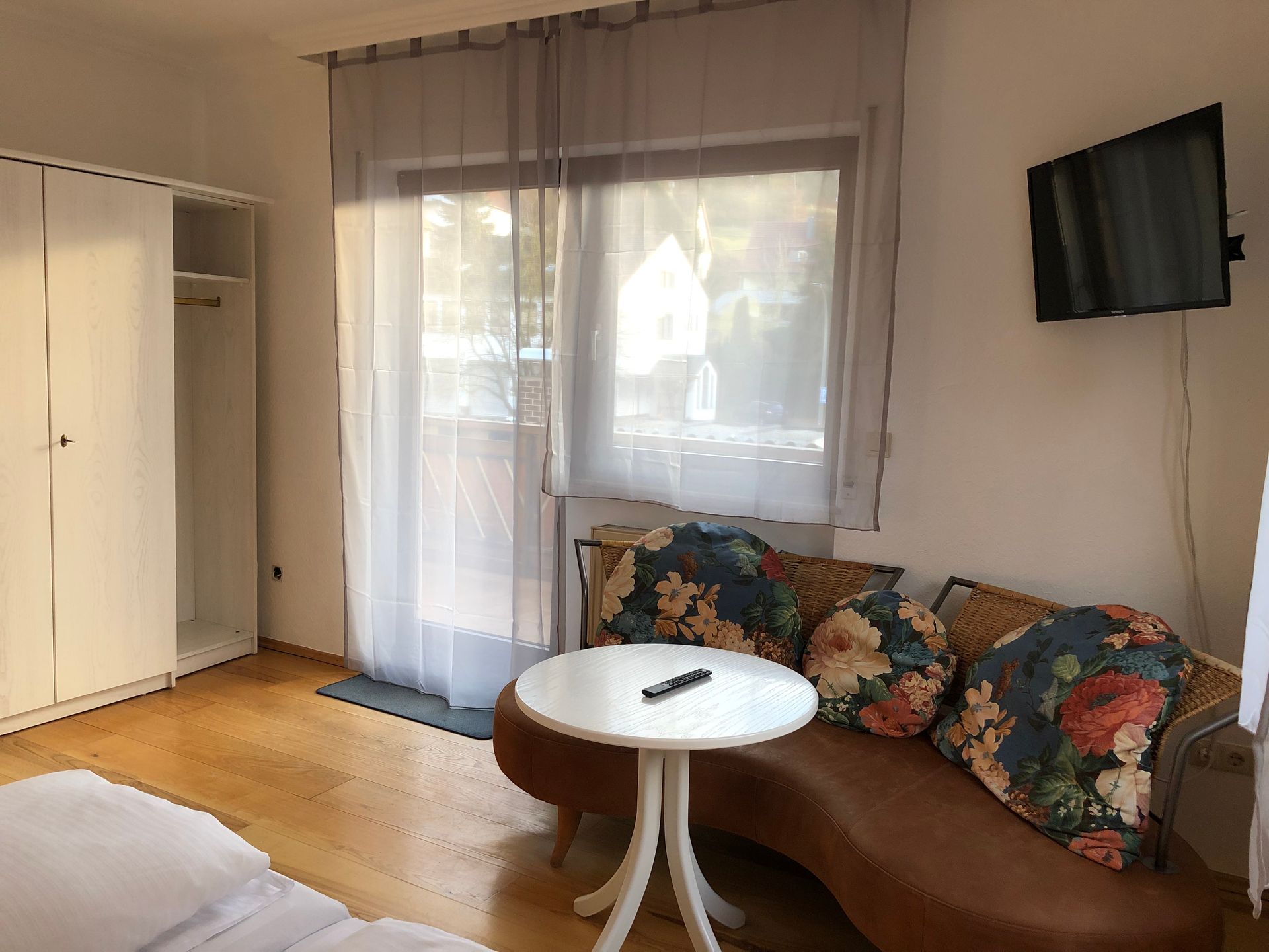 Ein Wohnzimmer mit Couch, Tisch und Fernseher.