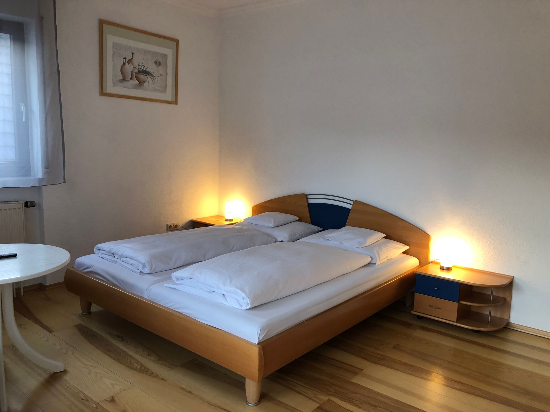 Ein Schlafzimmer mit einem großen Bett und einem Tisch