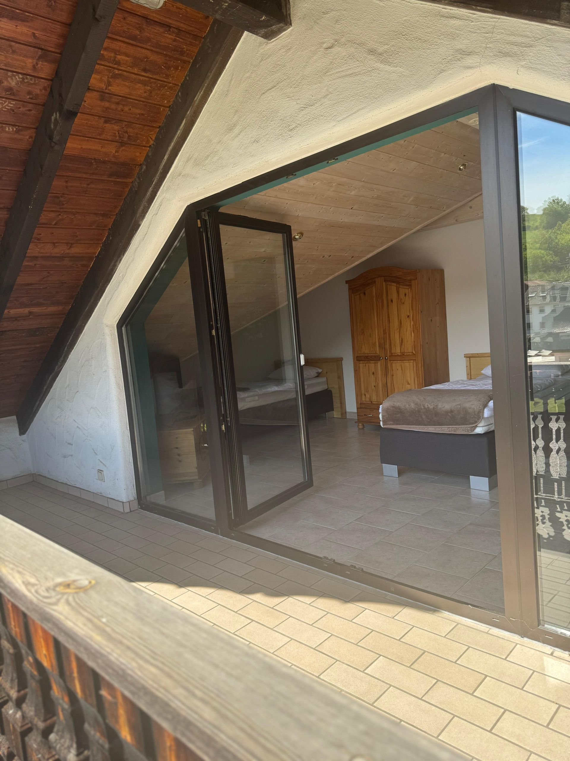 Ein Schlafzimmer mit Glasschiebetür und Balkon.