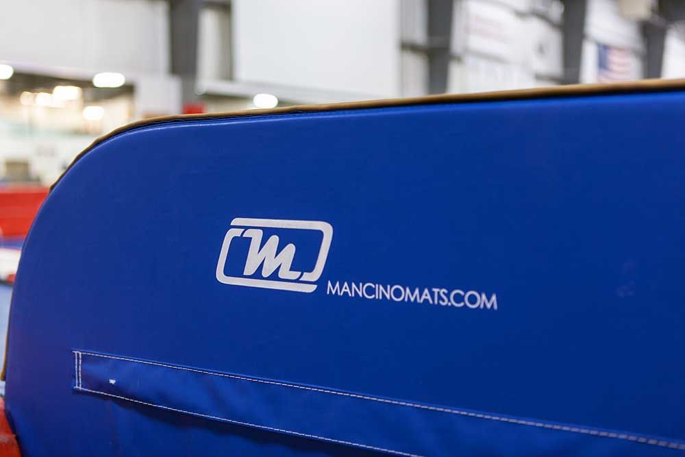 A blue bag with the word manonomais.com on it