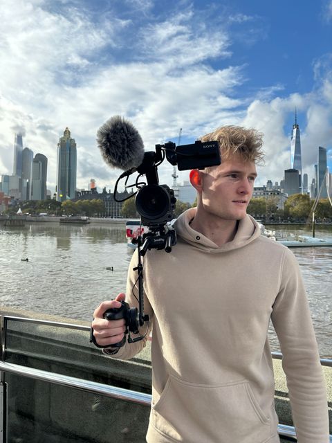 Ontmoet Justin: Jouw Toegewijde Videograaf met Passie
Op zoek naar een getalenteerde videograaf die jouw verhaal tot leven kan brengen met creativiteit en passie? Maak kennis met Justin, een ervaren professional met een diepgewortelde liefde voor het vastleggen van momenten en het creëren van boeiende visuele verhalen.
Met Justin aan het roer ben je verzekerd van een meeslepende videoproductie die je publiek raakt en inspireert. Zijn ongeëvenaarde toewijding aan zijn vak vertaalt zich in elk frame dat hij vastlegt, elk shot dat hij monteert en elk verhaal dat hij vertelt.
Of het nu gaat om een intieme bruiloft, een grootschalig bedrijfsevenement of een opwindende promotievideo, Justin staat klaar om jouw visie te omarmen en te vertalen naar verbluffende visuele meesterwerken. Zijn creativiteit kent geen grenzen, en hij streeft er altijd naar om de verwachtingen te overtreffen en een blijvende indruk achter te laten.
Met Justin als jouw videograaf krijg je niet alleen een professional die vakmanschap en passie combineert, maar ook een betrouwbare partner die luistert naar jouw wensen en jouw visie tot leven brengt op een manier die jouw doelen en ambities weerspiegelt.
Neem vandaag nog contact op met Justin om te bespreken hoe hij jou kan helpen bij het realiseren van jouw videoprojecten. Laat zijn passie en expertise jouw verhaal naar nieuwe hoogten tillen en jouw publiek betoveren met onvergetelijke visuele ervaringen.