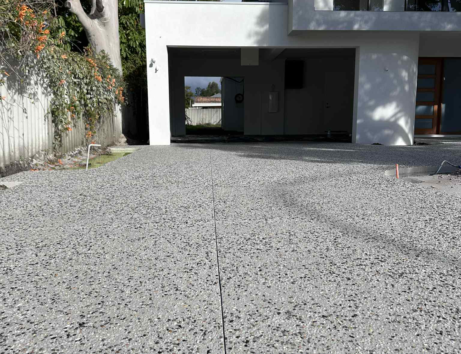 Close up of Kajani mix exposed aggregate driveway.