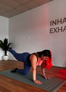 Mabel Mat red light leg raise