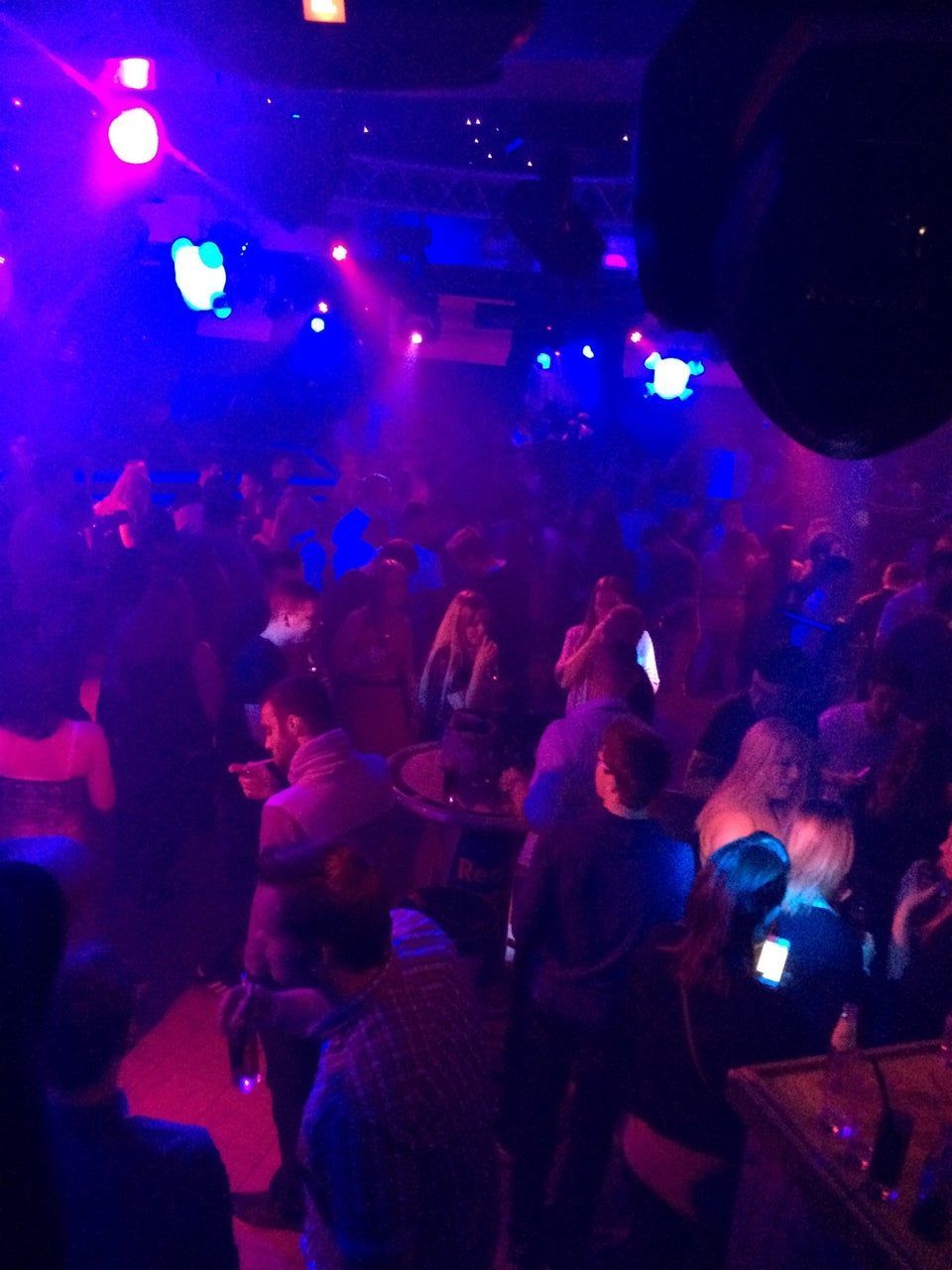 Mensen dansen en genieten van muziek in een bruisende nachtclub.