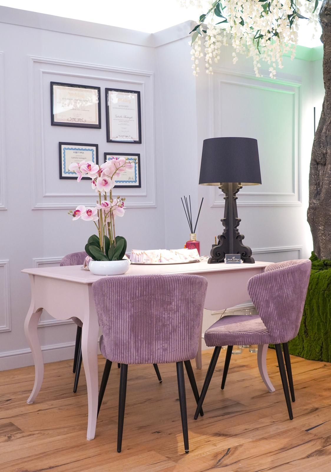 Una sala da pranzo con tavolo, sedie e lampada.