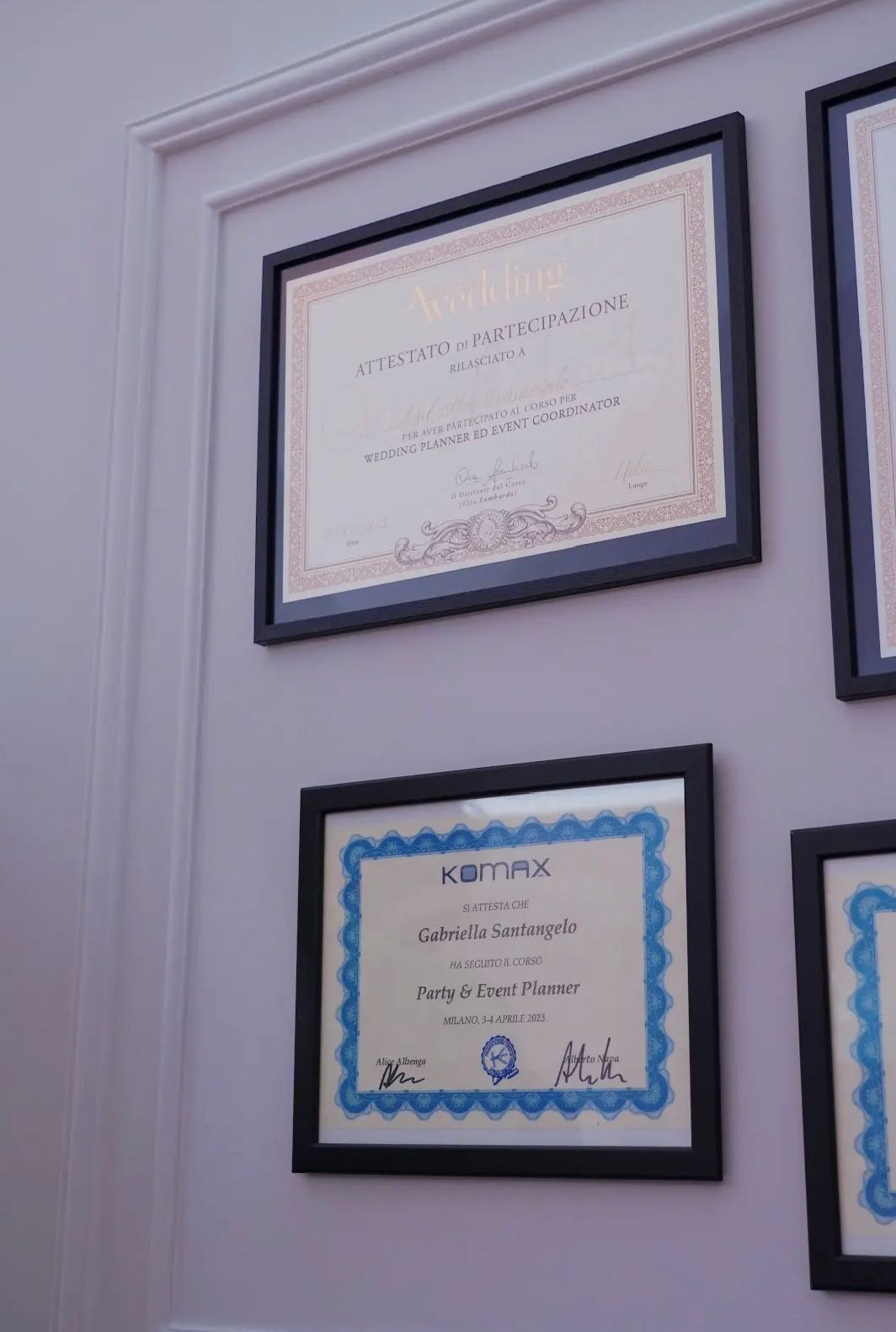 Diversi certificati incorniciati sono appesi a una parete