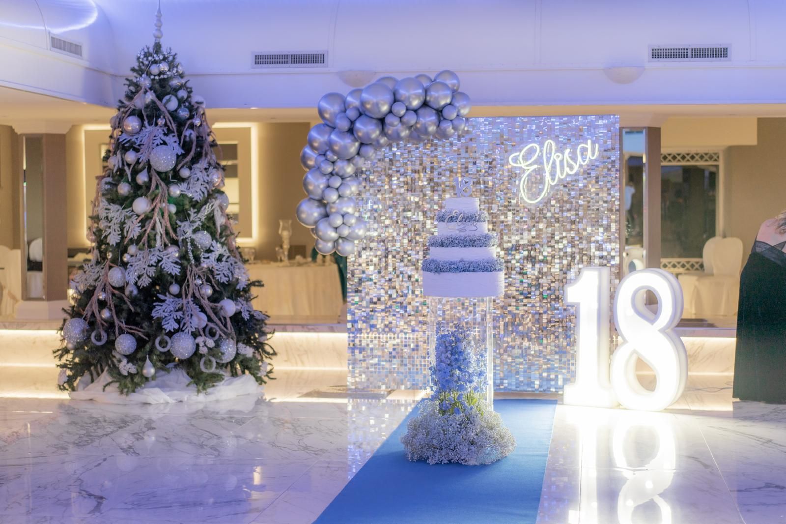 C'è un albero di Natale in mezzo alla stanza.