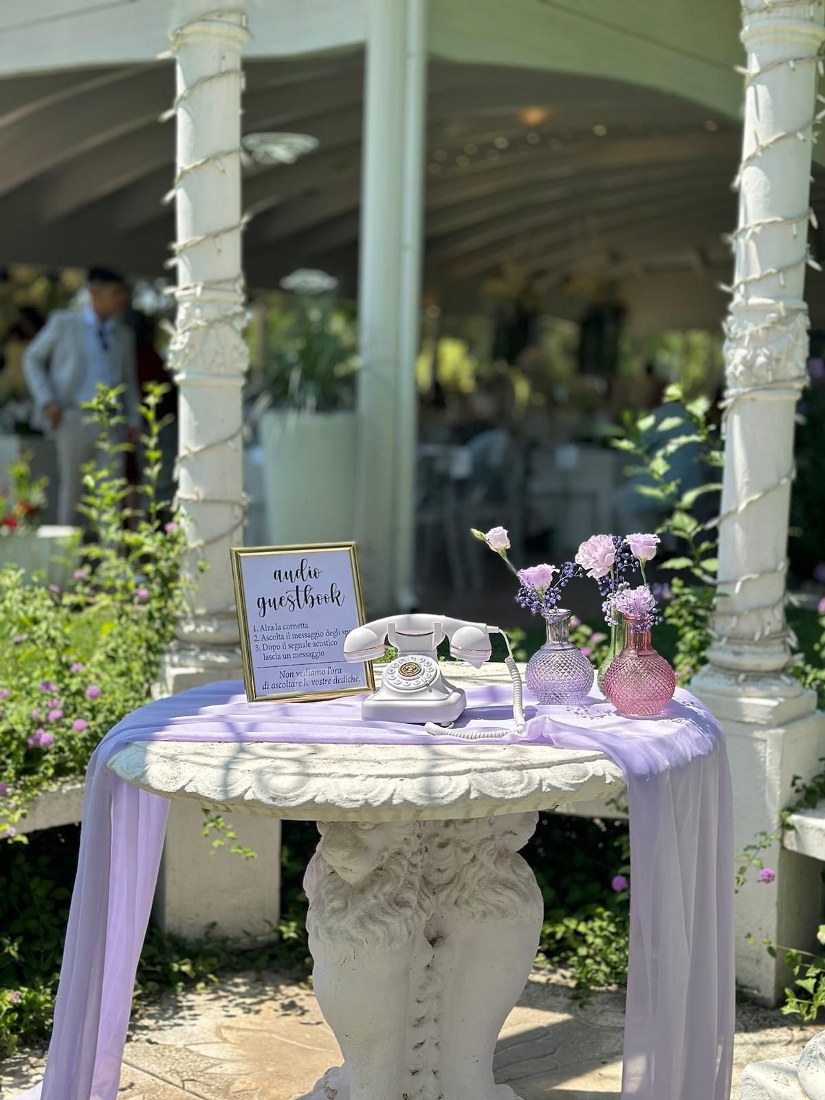 Un tavolo con un cartello e un telefono sopra.