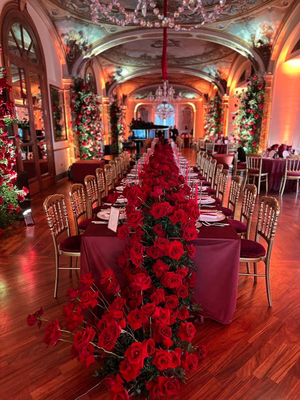 Una donna con un vestito rosso suona il violino.