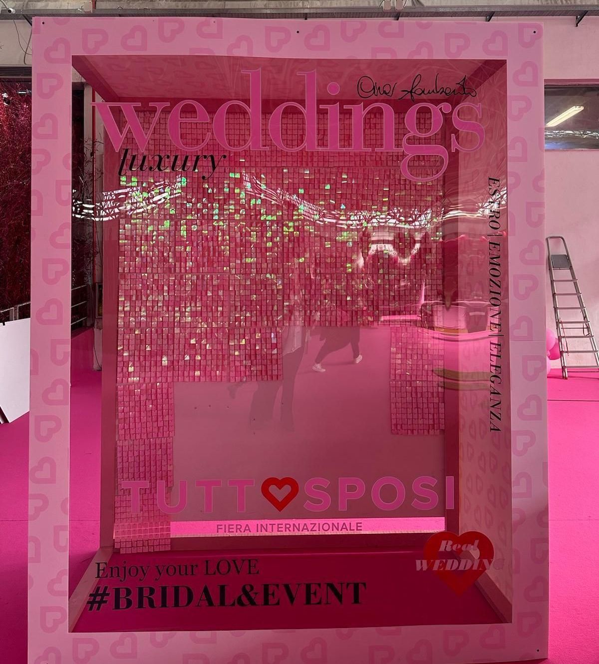 Una scatola rosa con la parola matrimonio sopra