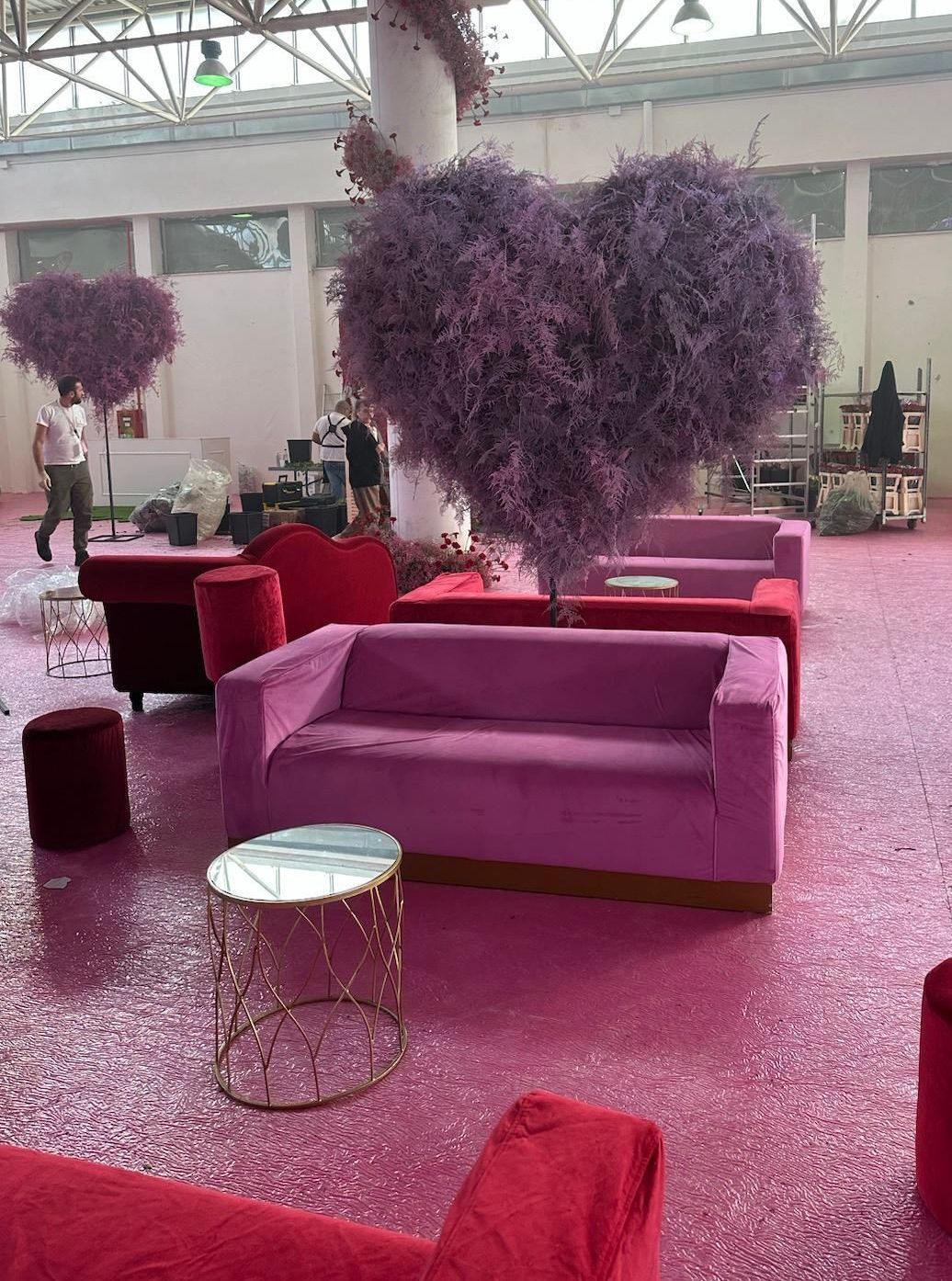 Una stanza con mobili rosa e alberi viola a forma di cuore