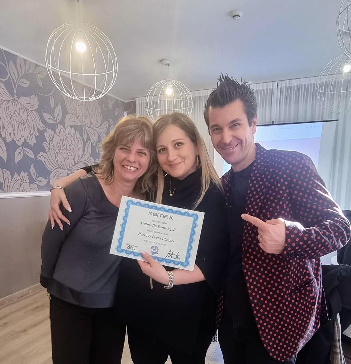 Una donna con camicia bianca e gilet nero sta lavorando su una pianta.