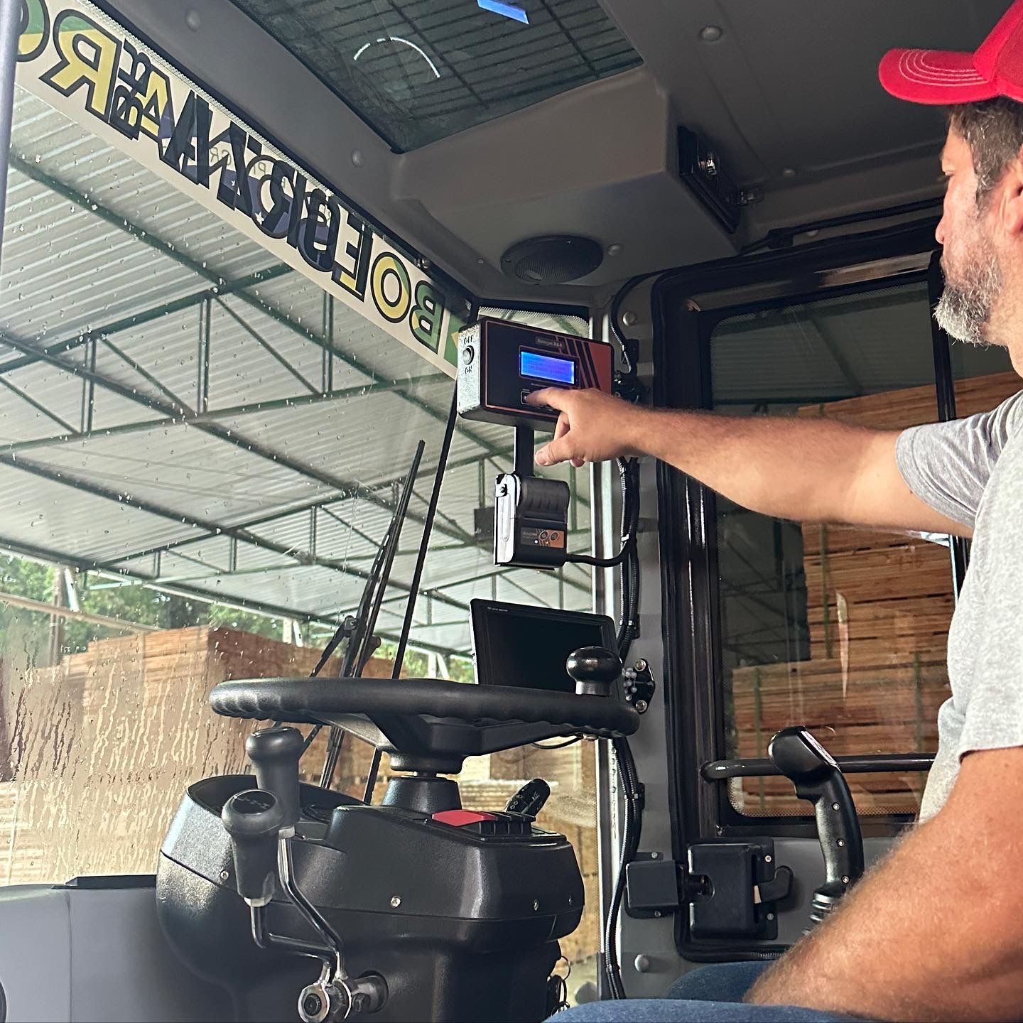 balança para pá carregadeira, sistema de pesagem para pá carregadeira, balanças r&r, balança embarcada para pá carregadeira, balança para máquina pá carregadeira