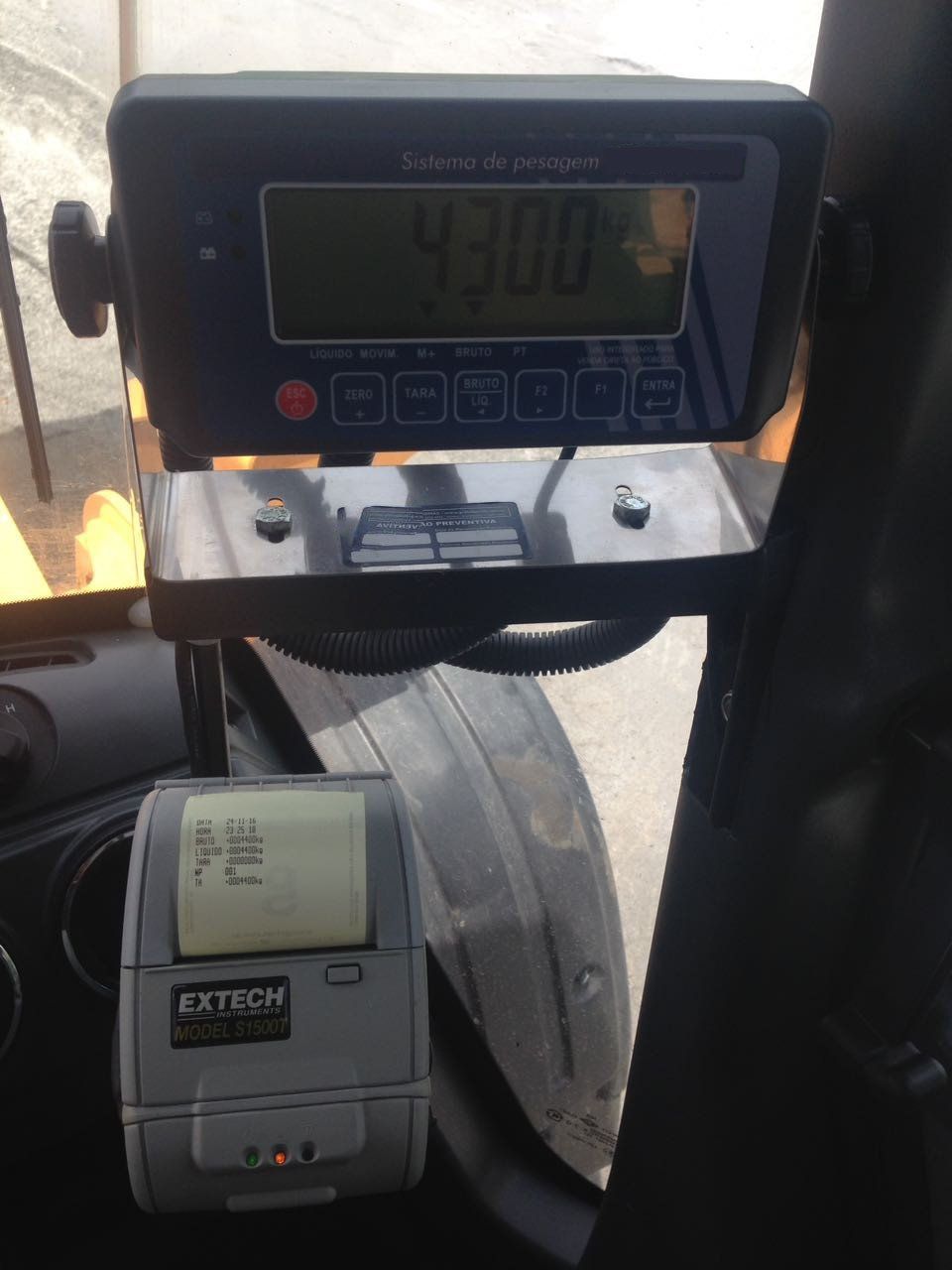 balança para pá carregadeira, sistema de pesagem para pá carregadeira, balança embarcada, balança eletrônica para pá carregadeira, balança pá carregadeira, balanças r&r