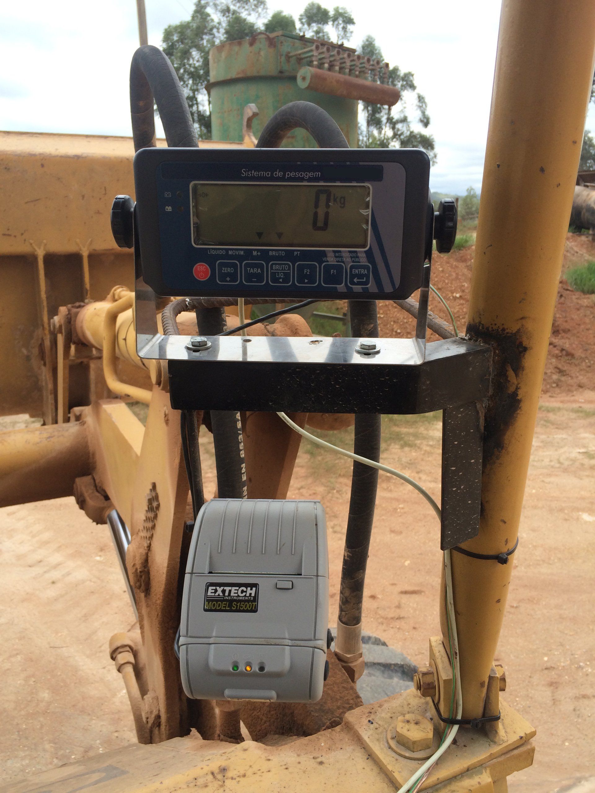 balança para pá carregadeira, sistema de pesagem para pá carregadeira, balança embarcada, balança eletrônica para pá carregadeira, balança pá carregadeira, balanças r&r