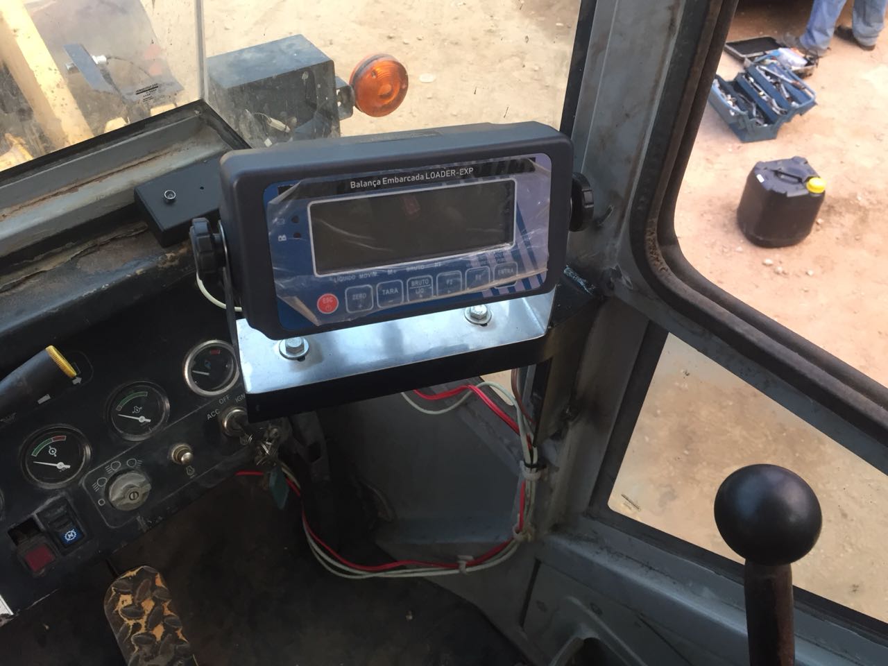 balança para pá carregadeira, sistema de pesagem para pá carregadeira, balança embarcada, balança eletrônica para pá carregadeira, balança pá carregadeira, balanças r&r