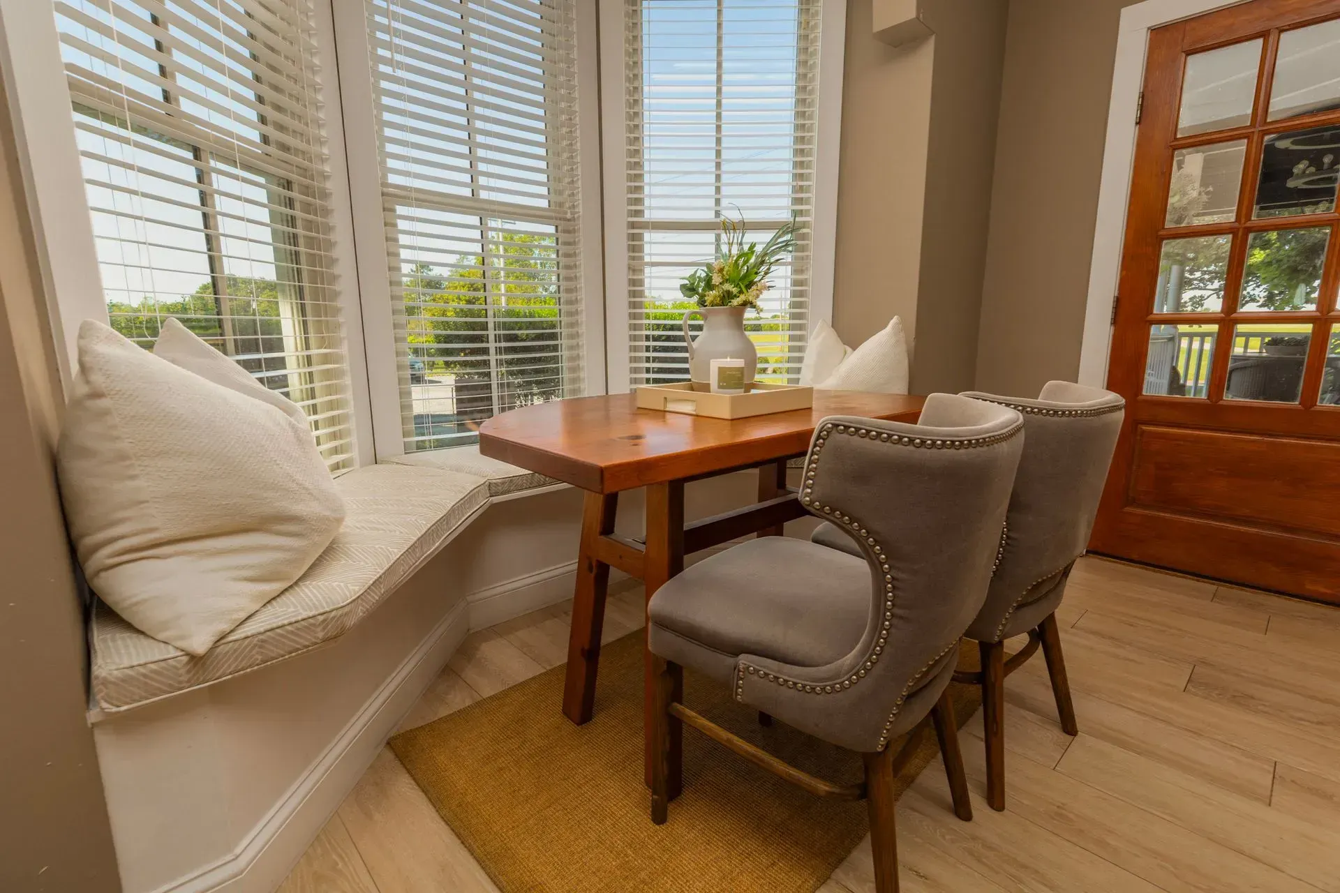 kútik so stoličkami a stolom