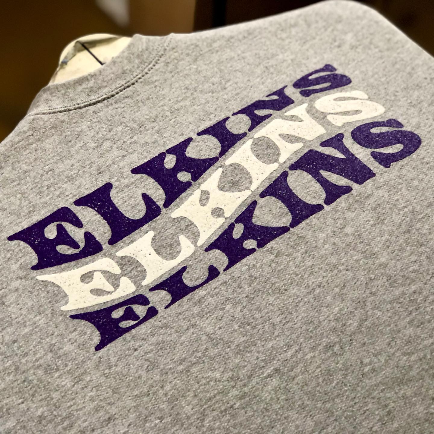 a grey t-shirt with the word elkins on it