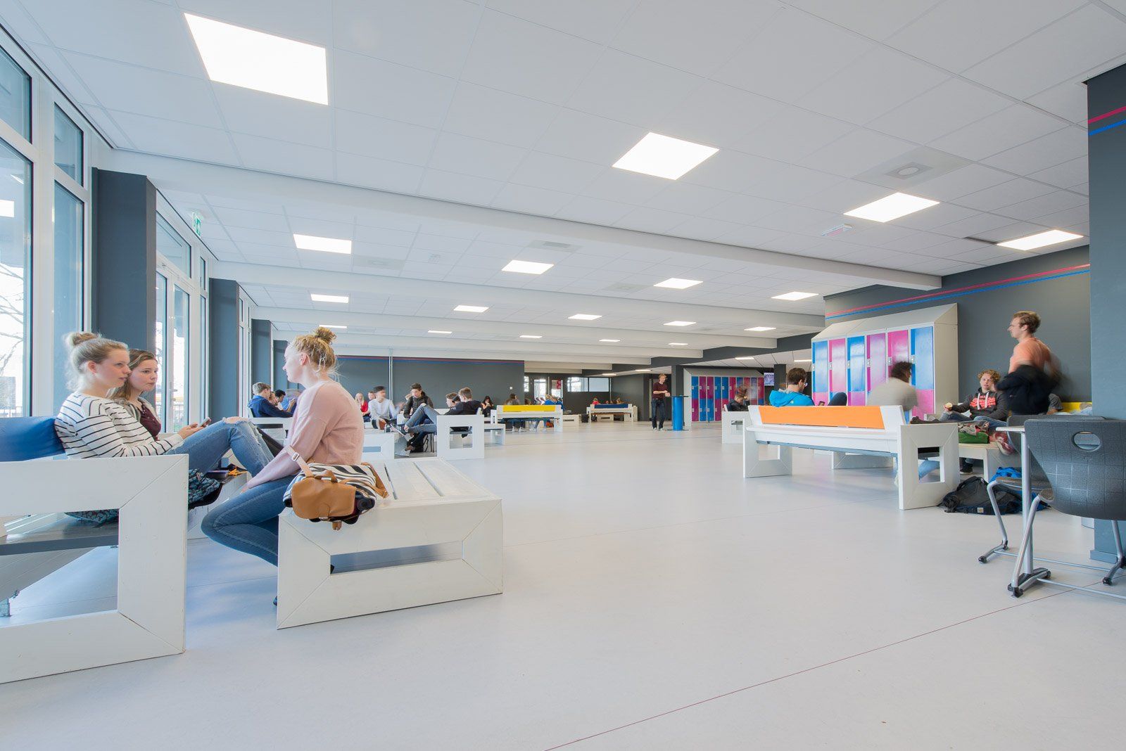 Portfolio Walter Frisart FOTOwerk Interieurfotograaf:  interieur kantine CSE Landstede Zwolle voor De Bruin architecten