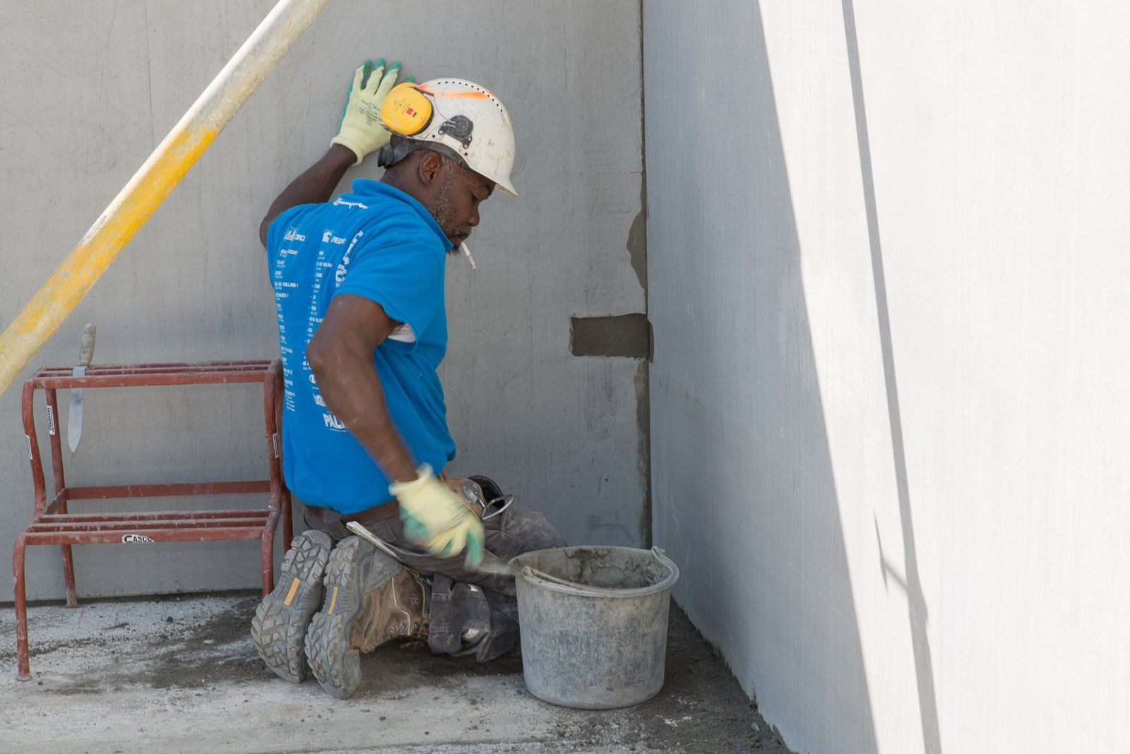 Portfolio Walter Frisart FOTOwerk Bouwfotograaf, Bouwplaatsfotograaf en projectfotograaf:  Ruwbouw Knarrenhof met bouwvakker op de beganegrondvloer voor Trebbe, Knarrenhof en Inbo