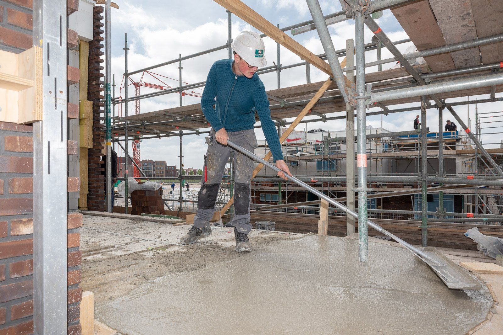 Portfolio Walter Frisart FOTOwerk Bouwfotograaf, Bouwplaatsfotograaf en projectfotograaf:  Ruwbouw project Zeewolde met leerling bouwvakker voor Salverda Bouw