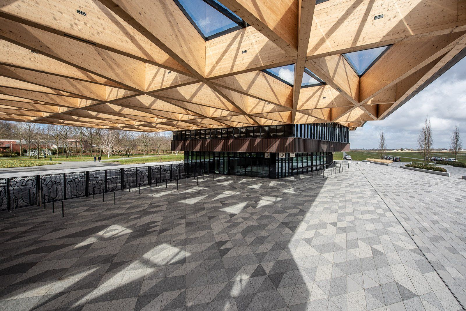 Portfolio Walter Frisart FOTOwerk voor Bouwkunst en Architectuur:  Entree keukenhof Lisse voor Hekospanten