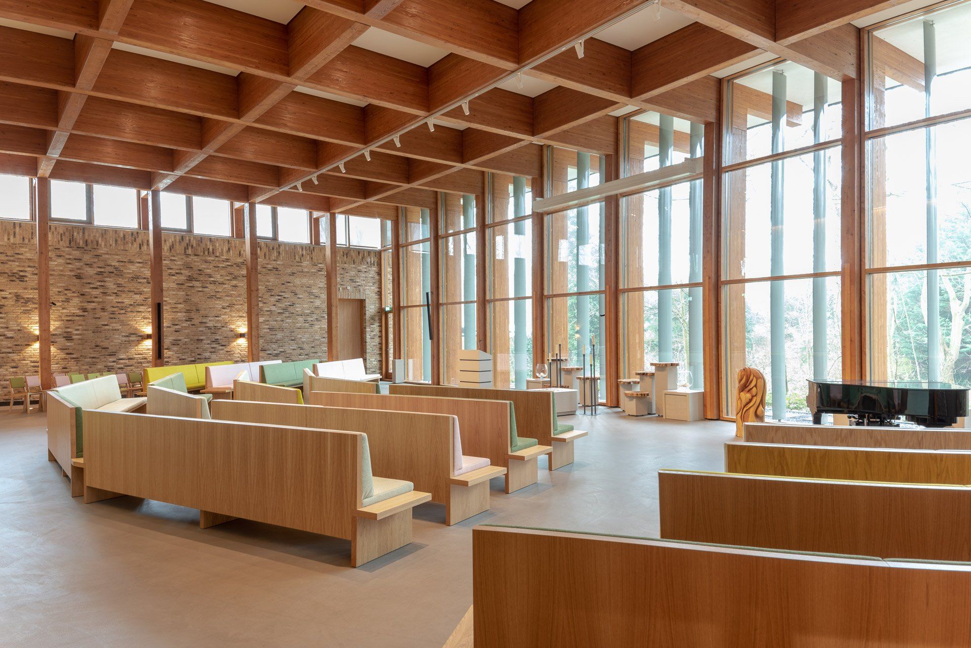 Portfolio Walter Frisart FOTOwerk Interieurfotograaf:  interieur aula crematorium Haagse Duinen Den Haag voor Heko Spanten