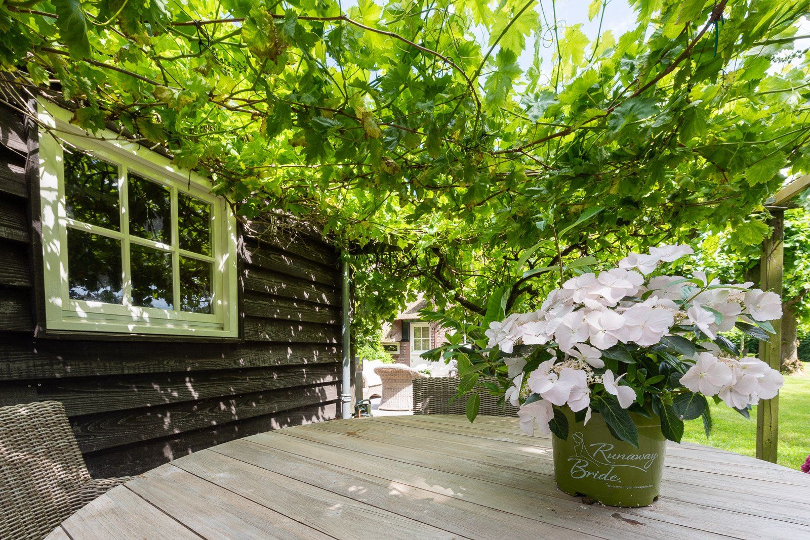 Portfolio Walter Frisart FOTOwerk Tuinfotograaf:  Tuin met tafel boerderij woning Wenum Wiesel voor Aberson