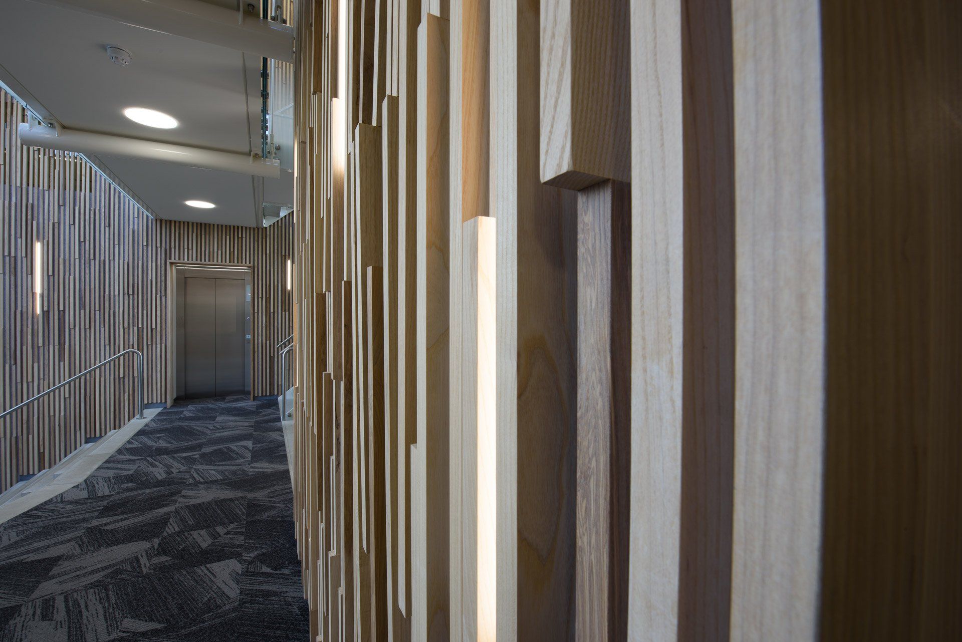 Portfolio Walter Frisart FOTOwerk Bouwindustriefotograaf:  Detail houten binnengevel kantoor Salverda voor Salverda Bouw en 19 Het Atelier