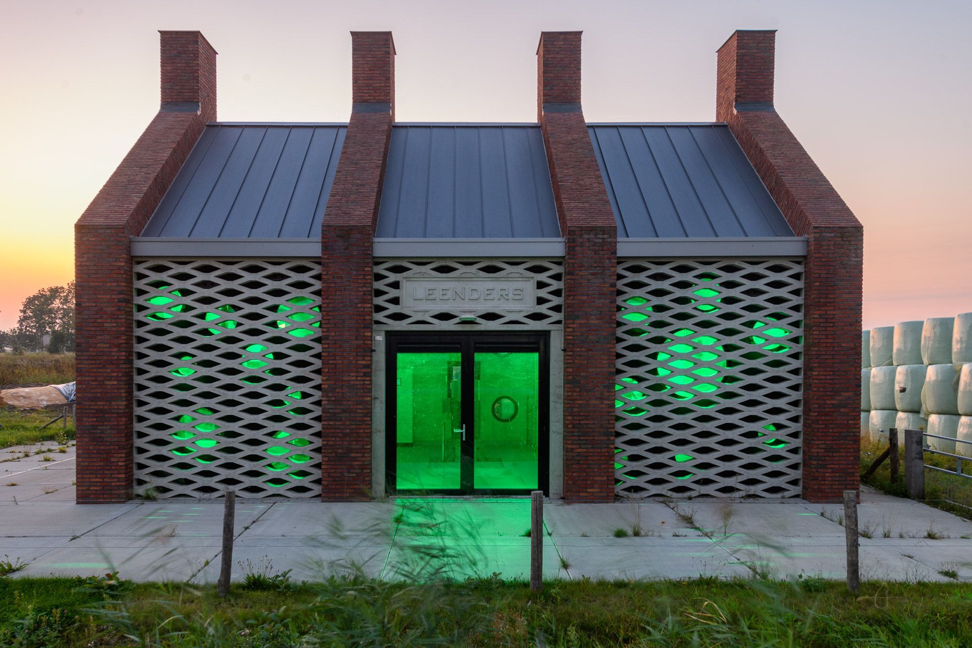 Groen oplichtend Gemaal Leenders, ©Walter Frisart FOTOwerk Bouwkunst Fotograaf