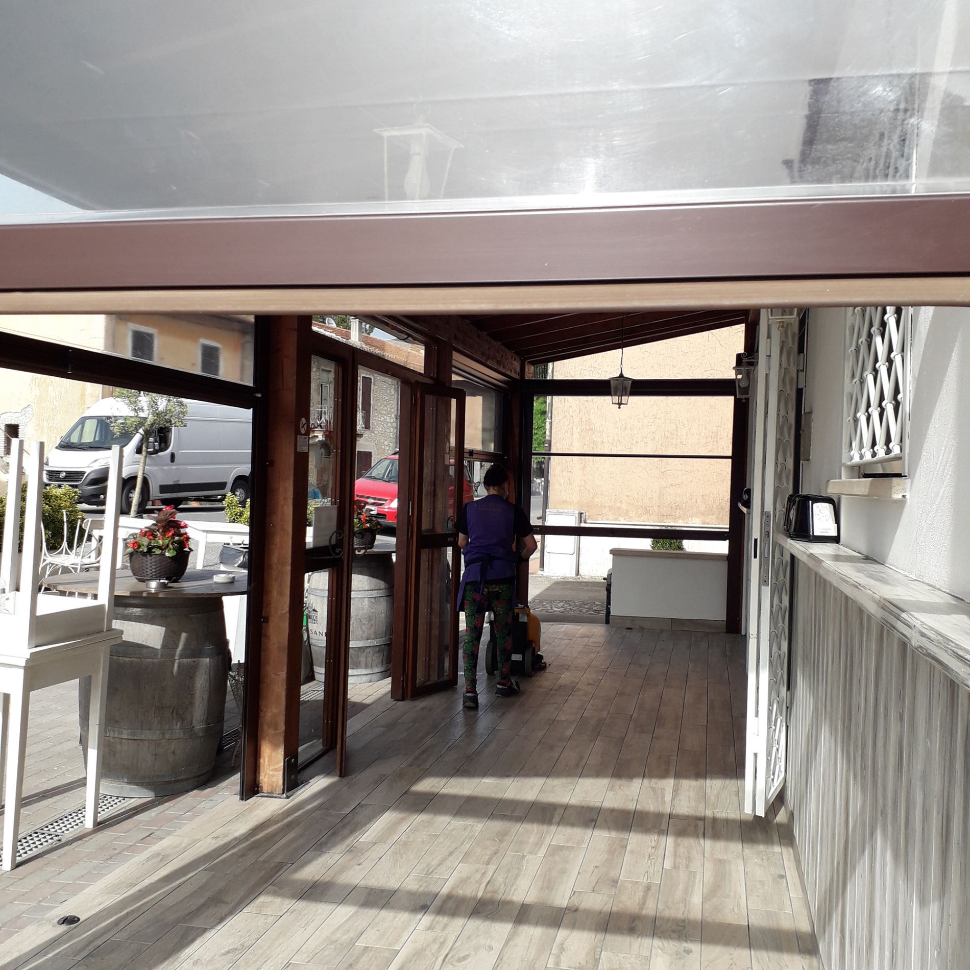 Pulitura dei pavimenti interni di un'attività commerciale con macchinari professionali