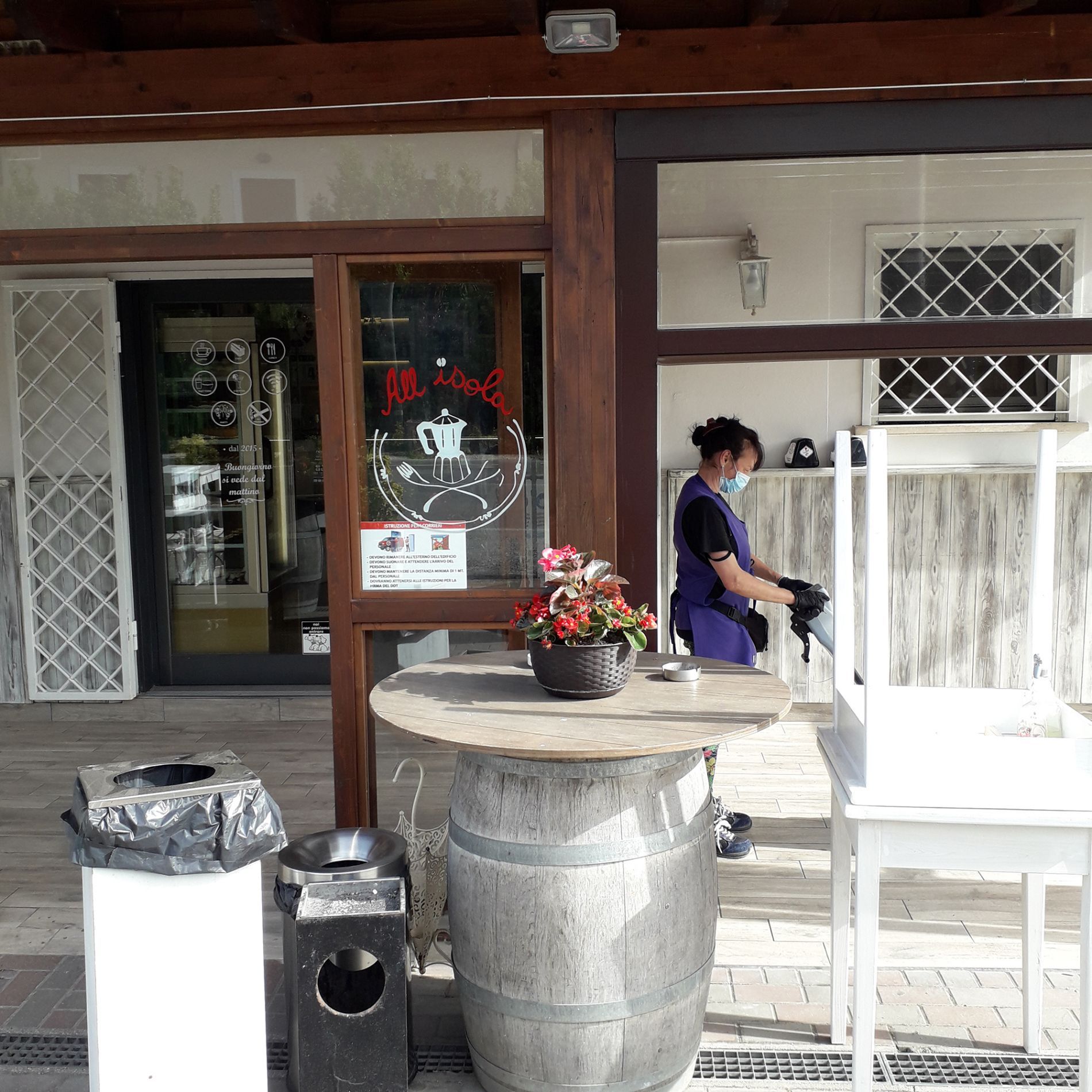 Pulizia professionale dei pavimenti esterni di un'attività commerciale