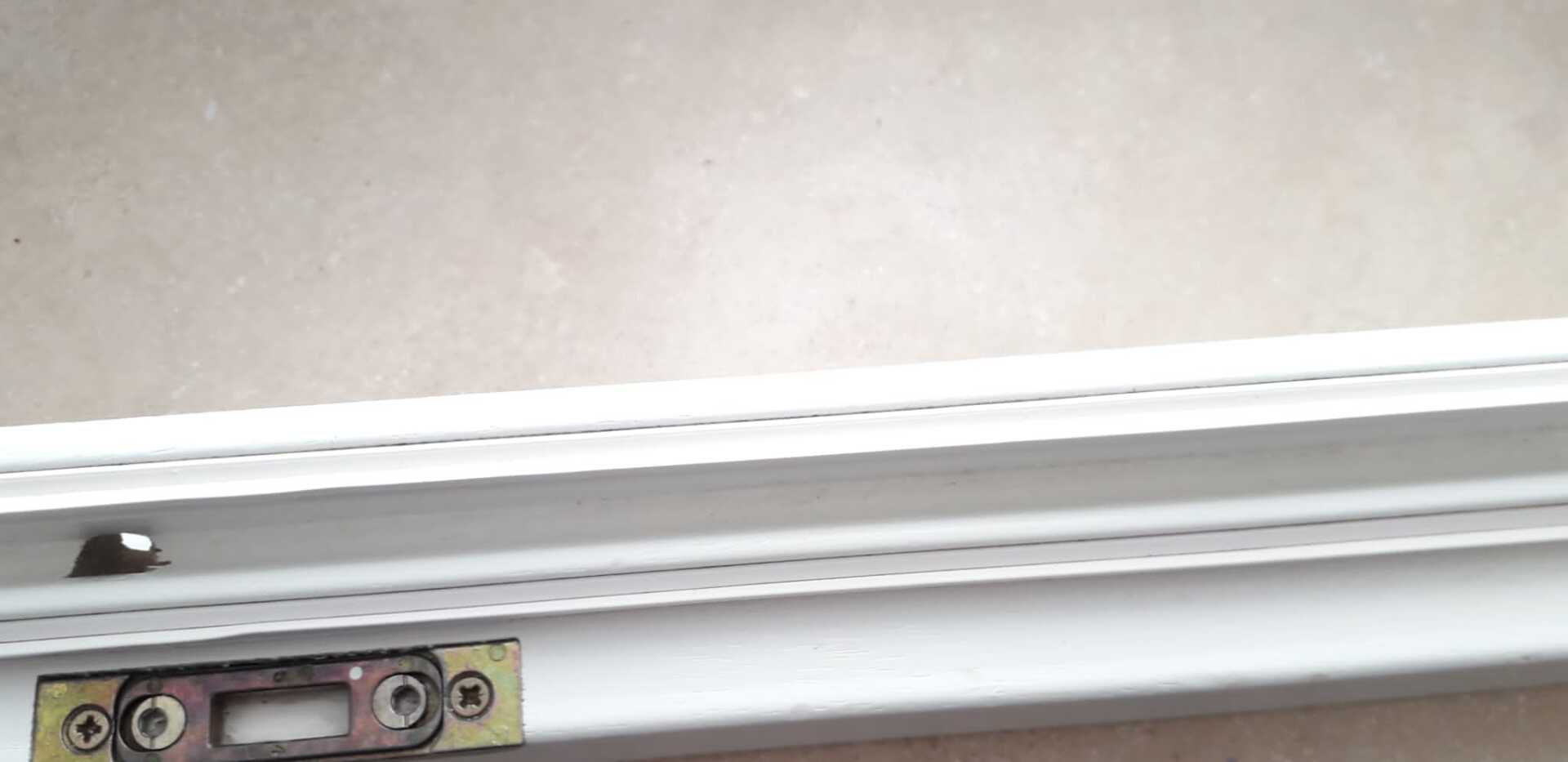 Pulizia accurata di infissi in legno