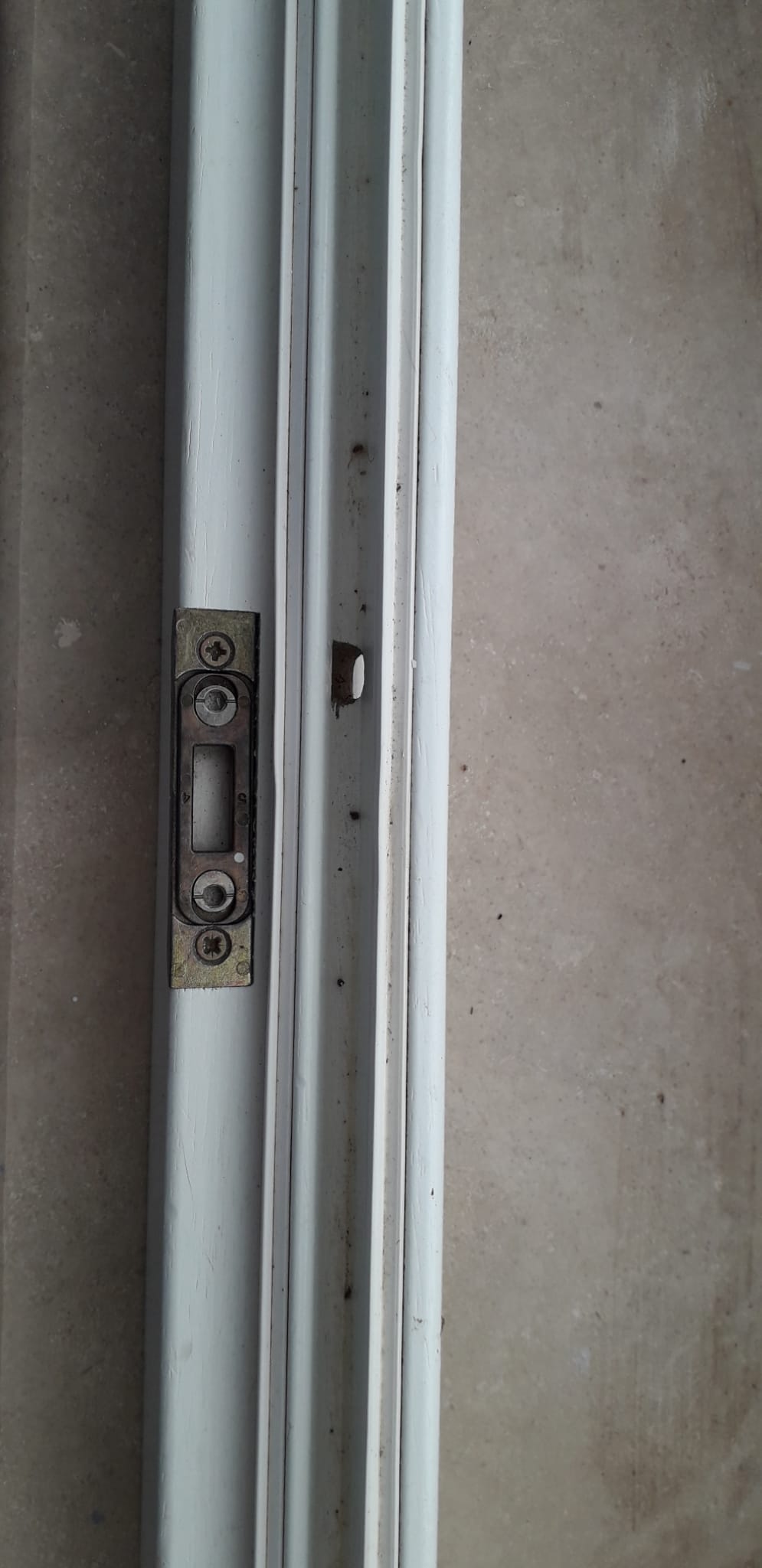 Pulizia accurata di infissi e serramenti