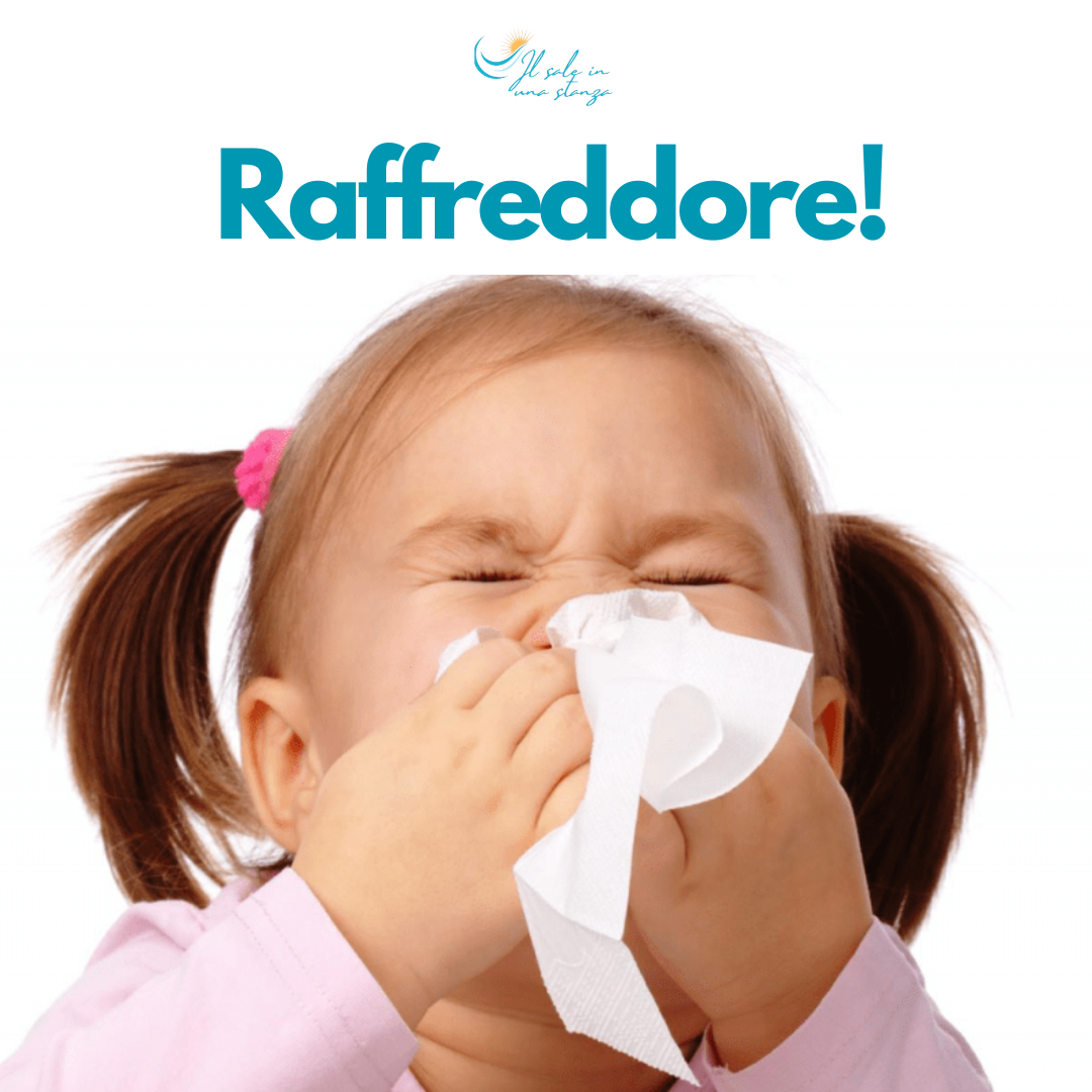 Una bambina che si soffia il naso con un tovagliolo davanti a un cartello che dice raffredtore
