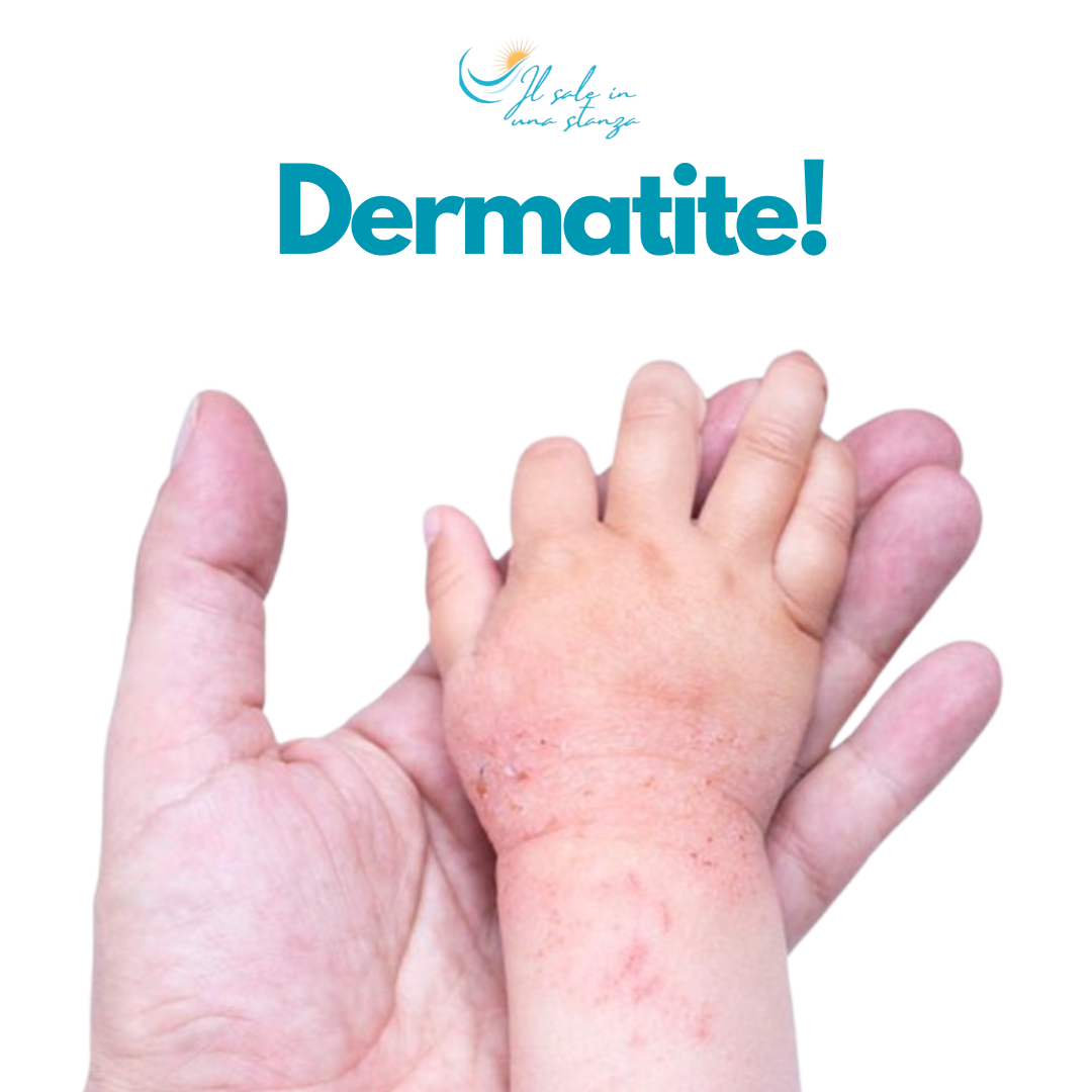 Una persona che tiene la mano di un bambino con la scritta dermatite in basso