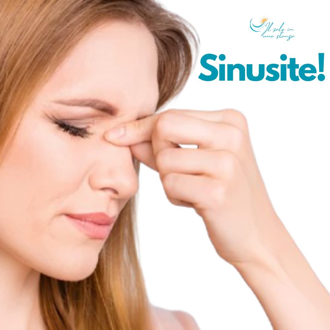 Una donna si tappa il naso con la scritta sinusite sotto di lei