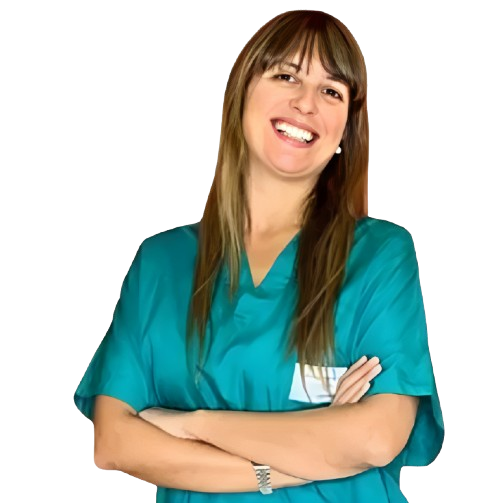 Una donna che indossa una camicetta blu con la lettera n sopra