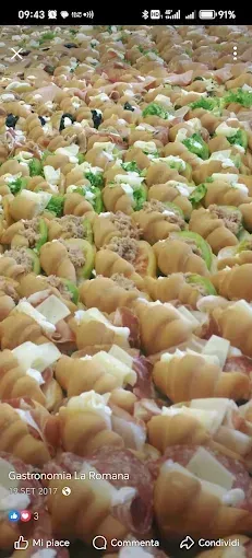 Assortimento di pasticcini ripieni, con guarnizioni di formaggio, carne ed erbe aromatiche, disposti in modo da essere esposti.