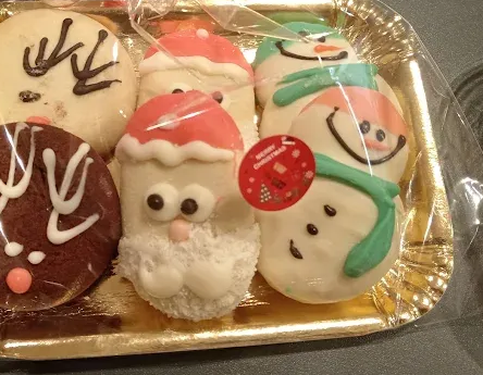 Biscotti di Natale: Babbo Natale, renne, facce di pupazzi di neve decorate con glassa, vassoio dorato.