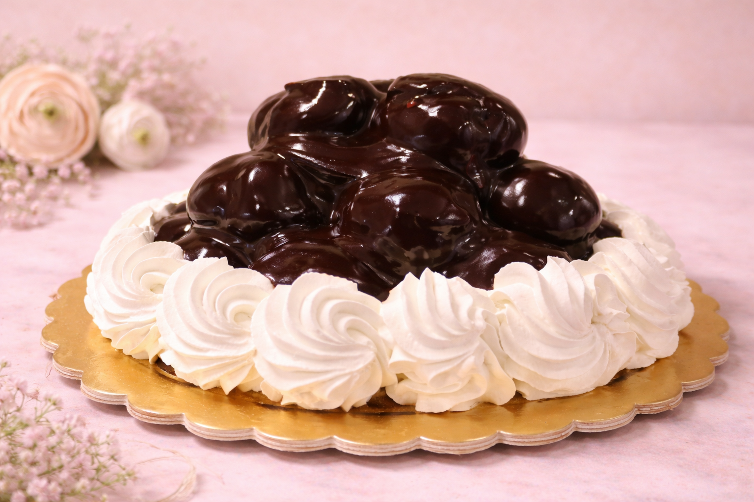 Torta éclair al cioccolato con glassa alla panna montata.