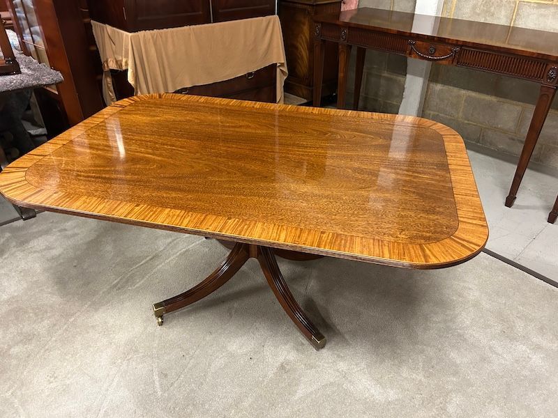 William Tillman Mahogany Banded Breakfast/ Tilt Top DiningTable