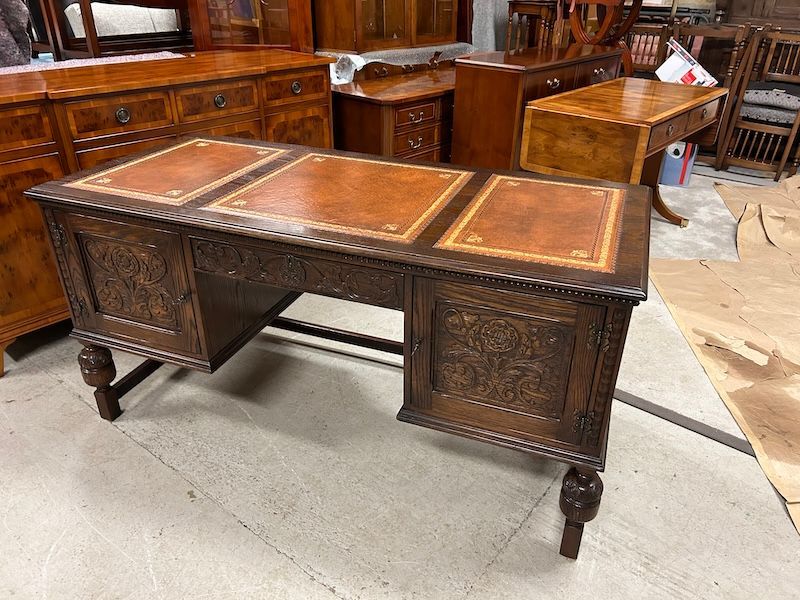 Jaycee, 5'X2'4 Carved Oak Desk with Leather Top