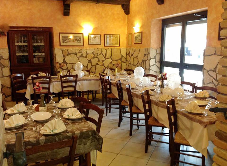 interni di ristorante elegante con muro in pietra