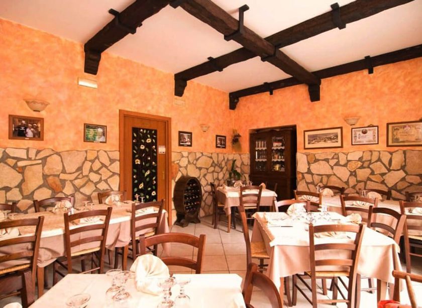 ristorante tipico con travi in legno su soffitto