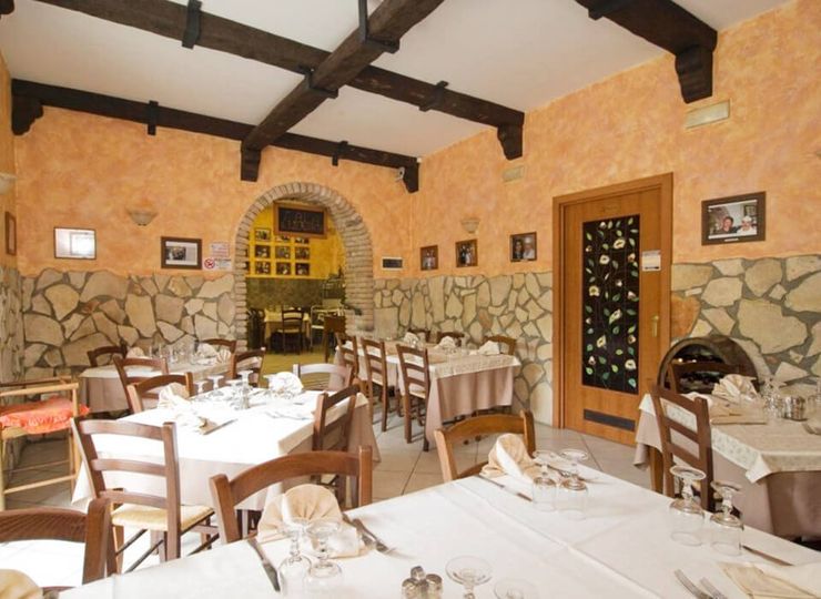 ristorante con muri in pietra